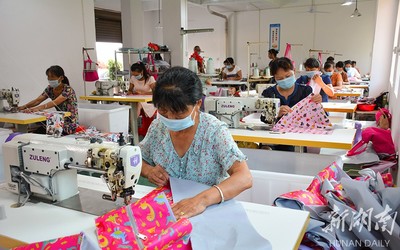 新宁:扶贫车间就业忙